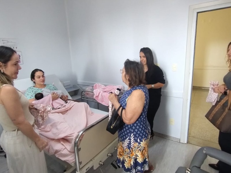 PUÉRPERAS DA SANTA CASA RECEBERAM KITS EM HOMENAGEM AO DIA DA MULHER E AO DIA DAS MÃES